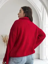 Sweater rojo de tejido de punto grueso con cuello alto y mangas largas.