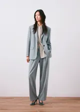Pantalón de vestir celeste de corte recto y holgado, con pinzas en la parte delantera y bolsillos laterales.