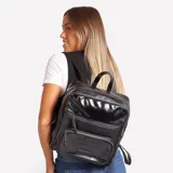 Mochila negra de cuero sintético con textura croco en el bolsillo frontal y parte superior charolada.