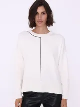 Sweater color crema de corte holgado con cuello redondo y detalle de línea vertical negra en el frente.