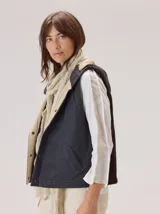 Remera de manga larga color gris claro, con detalle de franjas laterales en contraste color amarillo en las mangas. Presenta un diseño holgado y moderno.