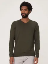 Buzo tejido de punto color verde militar, con escote en V y mangas largas.