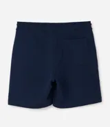 Bermuda masculina de corte slim, confeccionada en algodón con felpa de color beige, con cintura elástica, cordón ajustable y bolsillos laterales.