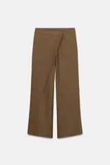 Pantalón de tiro medio color marrón, con pierna recta y detalle de superposición frontal tipo pareo.