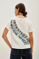 Remera de algodón color blanco, con diseño estampado en la espalda que incluye teclas de piano y texto alusivo a un festival de música.