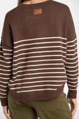 Sweater marrón con rayas horizontales blancas, de corte holgado y manga larga. Tejido suave y liviano de viscosa, poliéster y poliamida.