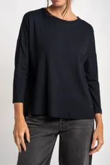 Remera negra de viscosa con elastano, corte oversize, mangas 3/4 y cuello redondo.