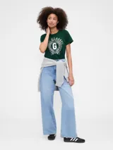 Remera de manga corta, cuello redondo, color gris melange, con estampado frontal en rojo que dice "GAP SPORT SAN FRANCISCO EST. 1969".