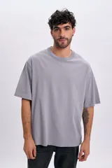 Remera de manga corta color violeta, de corte oversize y cuello redondo.