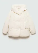 Campera puffer de corte oversize y diseño recto, color blanco crema. Cuenta con capucha, cuello alto, cierre frontal con botones y dos bolsillos laterales. Confeccionada en tejido de nylon con relleno acolchado.