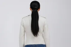 Campera entallada de cuero sintético en color blanco, con cierre frontal cruzado, solapas con botones a presión y bolsillos laterales con cierre.