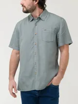 Camisa de manga corta RKF, color verde, confeccionada en tencel. Presenta cuello clásico, cierre frontal con botones claros, bolsillo en el pecho con bordado del logo al tono y pinza en la espalda.