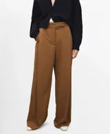 Pantalón de vestir color marrón, de corte amplio y fluido, con tiro alto y diseño recto de perneras anchas.