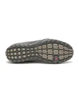 Zapato de gamuza color gris de la marca Caterpillar, modelo Iris, con cordones claros, suela de goma duradera y detalles en color lila con el nombre de la marca en el lateral.