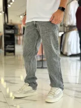 Pantalón de jean de corte recto y tiro mid, en color celeste clásico con efecto lavado.