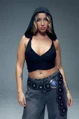 Top negro cruzado sin mangas y con capucha, cuenta con tiras cruzadas en la espalda.