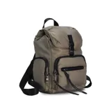 Mochila de nylon color bordó con tapa y broche metálico. Tiene apertura superior con broche, bolsillos internos, bolsillo con cierre metálico al frente y laterales. Incluye asas rígidas de mano y correas regulables para colgar en la espalda.