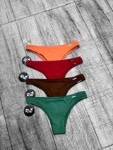 Bombacha de bikini color blanco, de tiro moderado, con diseño liso y placa metálica con logo en el lateral.