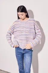 Sweater de punto con textura, a rayas horizontales en tonos lila, celeste, naranja y crudo.