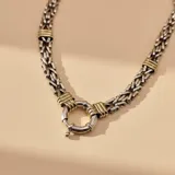 Gargantilla de cadena de eslabones tipo bizantino en plata 925, con detalles de apliques en oro y cierre marinero frontal.