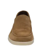 Mocasín de cuero gamuzado color marrón para hombre, con suela de goma blanca y punta redonda.