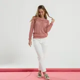 Sweater mostaza de punto calado con cuello alto y mangas largas.