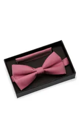 Moña con pañuelo color rosa con textura, presentada en caja negra.