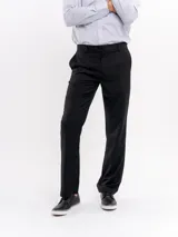 Pantalón de vestir de corte recto, color azul marino, con cierre de cremallera y botón, y bolsillos laterales.
