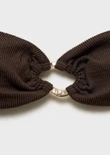 Top de bikini bandeau color marrón con tejido de canalé y forro interior.