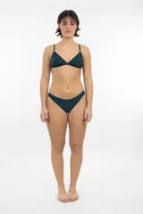 Top de bikini verde oscuro con corte triangular y tirantes finos con detalle de aros metálicos.