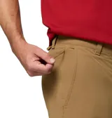 Pantalón chino Columbia modelo Roc Tech Chino Pant, color marrón, de corte recto y confeccionado en mezcla de nailon con tecnología Omni-Shield que repele líquidos y manchas. Cuenta con cintura elástica cómoda, trabillas para cinturón, bolsillos laterales reforzados, bolsillo de seguridad con cremallera y bolsillos traseros con cierre a presión.