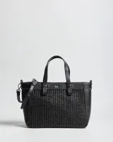 Cartera tipo tote de color negro, con diseño texturizado en el cuerpo y detalles en cuero sintético liso. Cuenta con doble asa superior, correa ajustable y removible, y herrajes plateados.