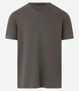 Remera blanca de corte slim para hombre, confeccionada en algodon peruano con cuello en V y mangas cortas.