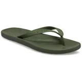 Ojotas Crocs Flip de color verde militar, con tiras finas y logo de la marca en relieve. Fabricadas en material Croslite™ para mayor ligereza y comodidad.