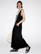 Mono largo negro de lino sin mangas con escote en V.