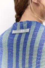 Sweater tejido de punto a rayas texturizado con lurex, color verde y azul. Cuenta con un calce oversize, mangas tres cuartos y cuello bote.
