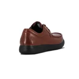 Zapato acordonado de cuero color marrón con suela negra.