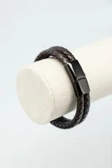 Pulsera doble de cuero trenzado color marrón oscuro, con cierre magnético de metal en tono oscuro.