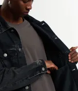 Campera de jean de hombre, color celeste claro con efecto desteñido y desgastado. Presenta cuello, manga larga, cierre frontal con botones blancos y dos bolsillos con solapa y botón en el pecho.