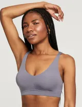 Bralette de lycra color gris, sin aro, con copa interna removible, breteles regulables y cierre trasero de tres posiciones.