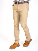 Pantalón chino azul marino de gabardina, corte slim fit, con bolsillos laterales y traseros.