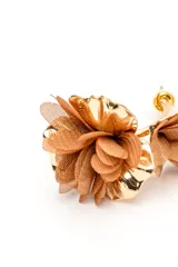 Aros tipo caravanas dorados con diseño de flores de metal y pétalos de tela negra en capas.