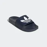Sandalias Adidas Adilette Lite color azul marino con logo de Adidas en blanco.