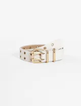 Cinturón blanco de cuero sintético con doble hebilla dorada y doble hilera de ojalillos metálicos.