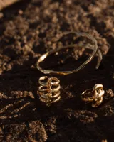 Anillo plateado con forma de esqueleto de costillas.