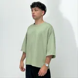 Remera color crema de corte boxy, manga 3/4 y estampado con el número 1999 en el centro del pecho.