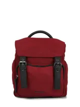 Mochila de poliéster color bordó con detalles en cuero sintético negro. Presenta solapa con correas decorativas y broches imantados, cierre principal con cremallera, bolsillo frontal con cierre, asa superior y correas ajustables.