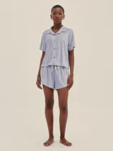 Camisa color crema de tela toalla con botones de madera, corte recto y mangas cortas.