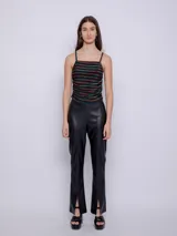 Top sin mangas de tela brillante a rayas horizontales en tonos verde, rojo y marrón, con escote cuadrado y tirantes finos. Con fruncidos en ambos laterales.