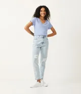 Remera azul de algodón con cuello en V y bolsillo en el pecho.